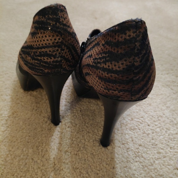 Carlos Santana High-heeled Animal Print Booties - Picture 3 of 4